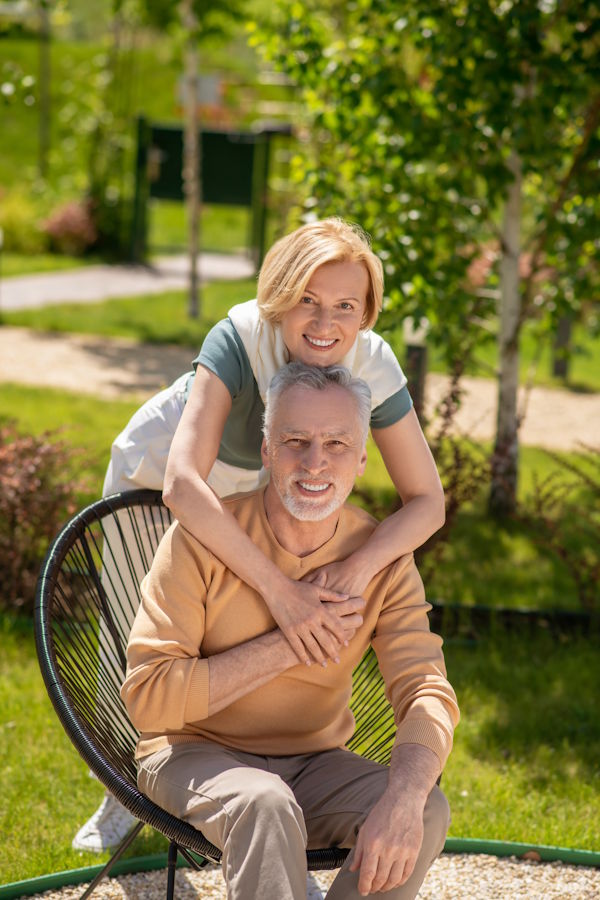 Glückliches Paar nach Gartenpflege in Ahrensburg