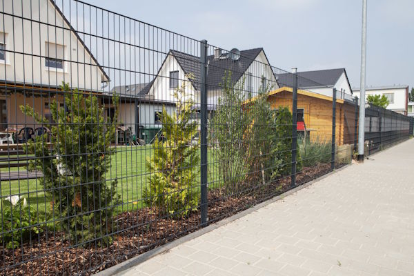 Zaunbau mit Stabmattenzaun in Hamburg-Volksdorf